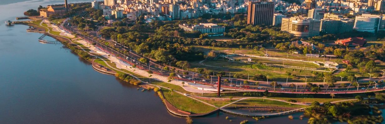 Vista aérea da Orla do Guaíba e do skyline de Porto Alegre ao entardecer